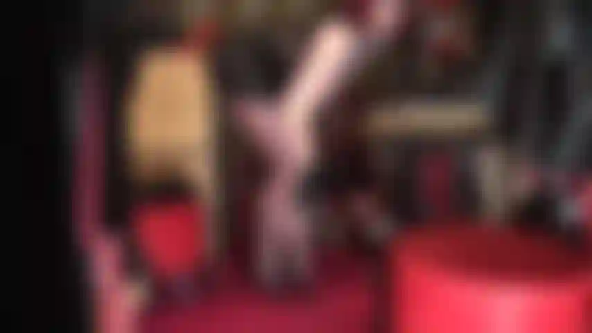 Piernas y culo sensuales en medias marrón oscuro. Te encantaría frotarte sobre estas piernas de nailon brillante. Mi ama te acaricia la polla con guantes cortos de cuero.