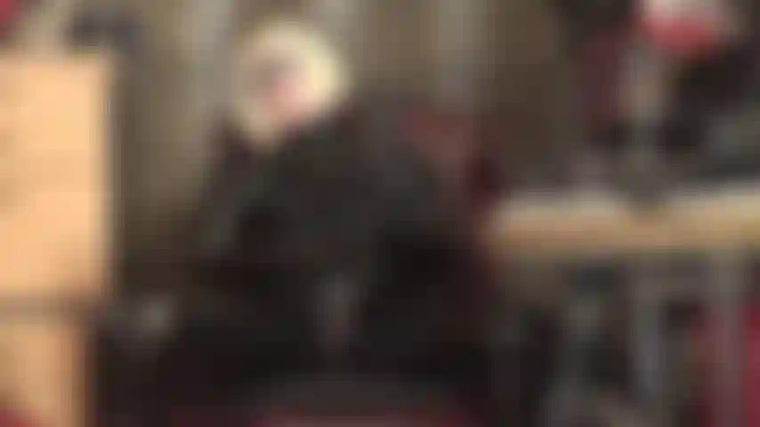 Una catwoman rubia con un enorme strap-on negro, la amante vivian, vestida con un brillante traje de gato de pvc negro, lleva una de sus enormes pollas negras para que puedas montarla.