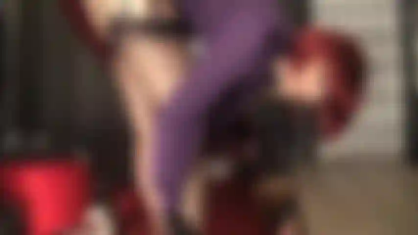 Mistress conoce tu debilidad por sus piernas y pies perfectos en medias negras vintage completamente confeccionadas y liguero de 12 tiras sobre pantimedias nude extra brillantes.