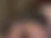 Diosa fetichista irresistible y brillante: el vestido corto de vinilo y las medias negras transparentes son particularmente excitantes para la adoración del culo.