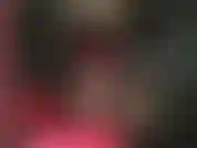 Paja con guantes con juego fetichista de saliva y estimulación de piernas en látex brillante.