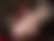 Ama provoca al fetichista del nailon sedoso y el satén con medias de encaje blanco, guantes, corsé y su strap-on más pequeño.