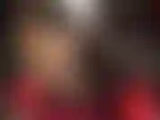 Unas medias doradas brillantes y una minifalda de látex negra súper corta hacen que tu corazón lata más rápido y tu polla gotee.