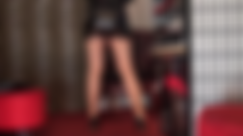 Medias de color marrón oscuro y falda ajustada de pvc negro: el trasero y las piernas de la amante se ven divinos con estas medias de color y esta minifalda brillante.