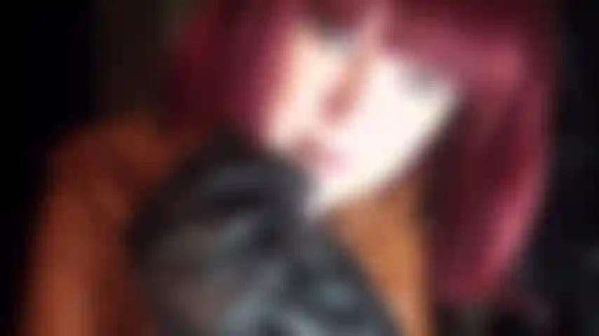 Intoxicada por el cuero de mi amante: vestida con un maravilloso abrigo de cuero marrón y suaves guantes negros, mi amante comparte tu fetiche por el cuero.