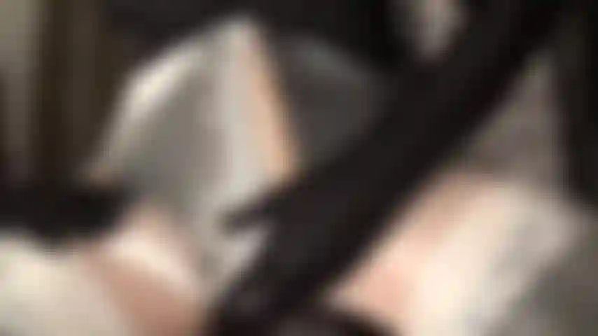 Dos pollas en capas de medias y medias blancas brillantes: la amante te hace babear por sus dos pollas y pies en pantimedias.