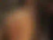 Ama muestra su maravilloso trasero redondo en medias brillantes color piel transparente mientras provoca la polla con guantes.