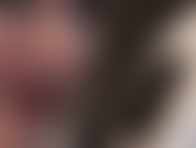 La lengua de tacón alto te vuelve salvaje: la amante vivian con cabello corto y guantes de látex negros sostiene un sexy tacón de aguja de acero blanco, provocando el tacón largo con su lengua.