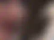 La lengua de tacón alto te vuelve salvaje: la amante vivian con cabello corto y guantes de látex negros sostiene un sexy tacón de aguja de acero blanco, provocando el tacón largo con su lengua.