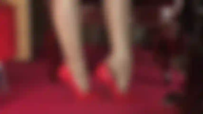 Adoración de pies en capas de nailon increíblemente brillantes y tacones de charol rojo brillante.