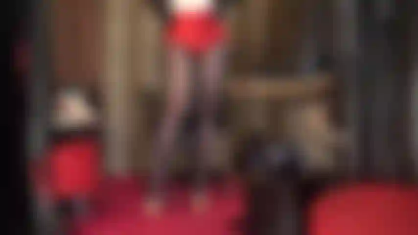 Piernas para morirse, culo espectacular en shorts rojos de satén, sombrero de cuero y guantes, acariciando tacones altos. Mi ama te deja boquiabierta y babeando mientras te acaricias la polla con este atuendo tan sensual.