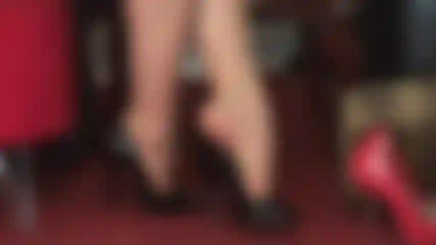 Perfección de tacones altos y adoración de pies: la amante vivian cuelga brillantes tacones negros de sus hermosos dedos en medias color canela.