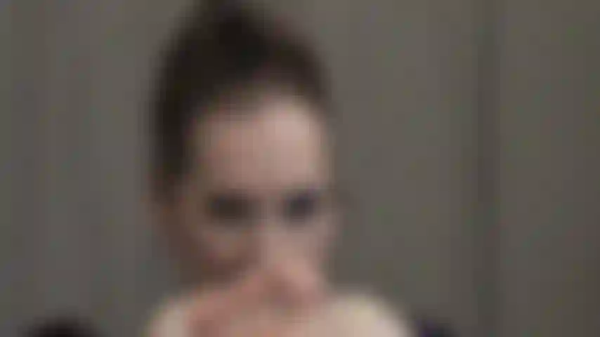 Tu obsesión por los pies y las piernas desnudas de la señora vivian es innegable.