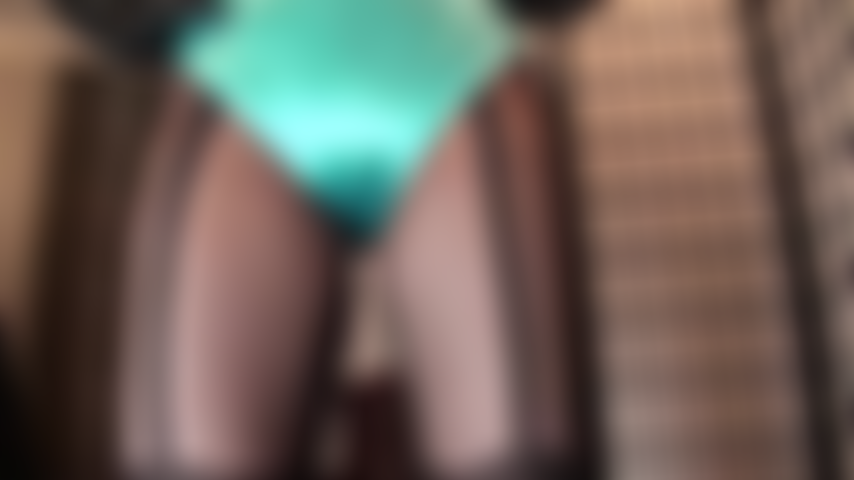 Bragas de satén sobre medias con estampado de liga: la amante juega con tu debilidad por las bragas de satén suave y sedoso... Azul agua, blanco, plata... Una más brillante que la otra.