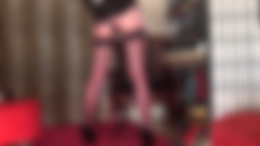 Adoro mi cuerpo con medias transparentes moradas brillantes sobre medias negras de encaje. Las increíbles curvas de la señora vivian en medias de nailon, desnuda, mientras bajan las medias.