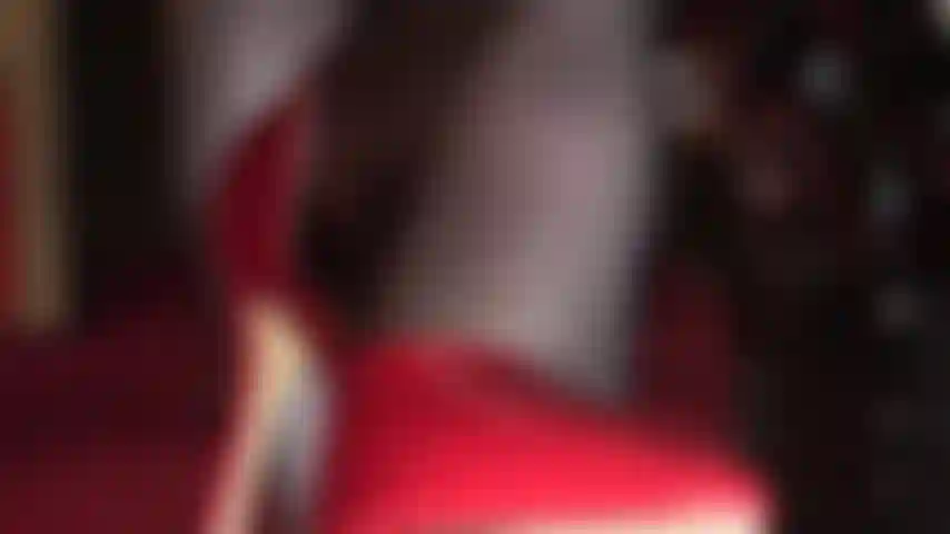 Costuras rojas y tacones de aguja rojos: este par de pantimedias negras es increíblemente sexy con una costura roja a lo largo de la espalda que conduce a un increíble tacón de aguja rojo brillante con lápiz labial para que lo lamas.