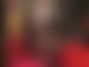 Medias negras brillantes, látex blanco, goma apretada, capas de medias, paja con guantes de látex. - La amante se pone un vestido de látex blanco, medias blancas sobre guantes blancos y negros.