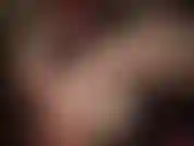 Medias superiores de encaje sedoso y brillante y capas de pantimedias transparentes en color piel y blanco.