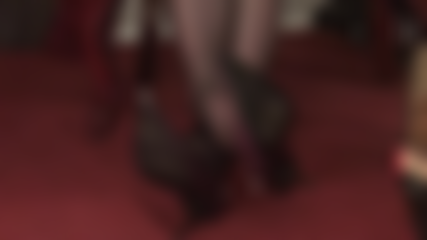 Me arrodillo a los pies de mi amante, con zapatos de cuero colgando y tobillos cruzados, adoración de pies de nailon.