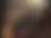 Pantalones de satén, traje de lycra, peluca negra y sombrero de cuero para combinar con una enorme polla blanca con strap-on: tu amante toda de negro con una enorme polla blanca para que te la folles.