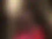 Adoro los pantalones de satén negro brillante: la amante muestra su culo y piernas sexys en estos increíbles pantalones, tocándolos con guantes y manos desnudas.