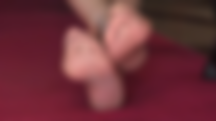 Pisoteando pollas – tu inútil polla de esclava está aplastada bajo mis pies.