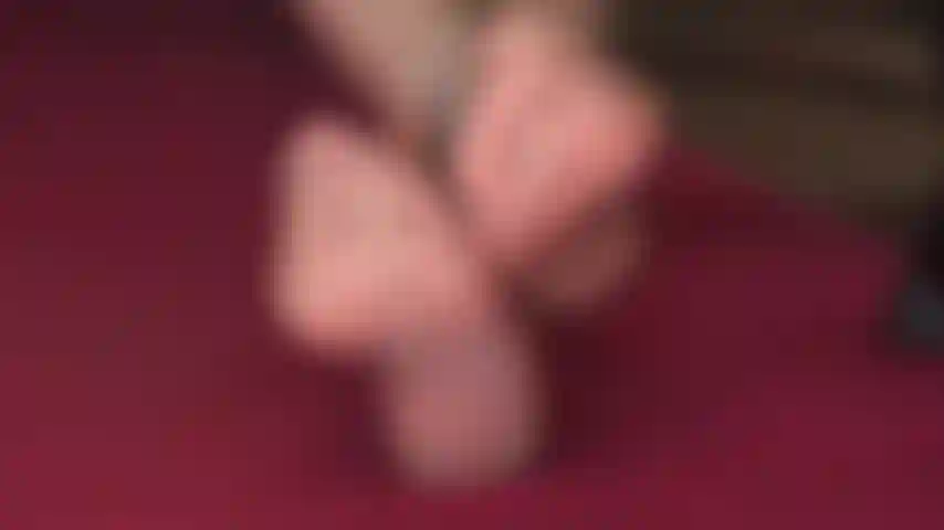 Pisoteando pollas – tu inútil polla de esclava está aplastada bajo mis pies.