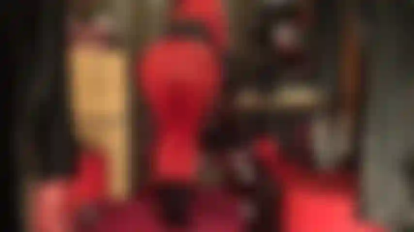 Adoración de culo con leggings rojos y dominación con strap-on con consolador negro de 8 pulgadas.