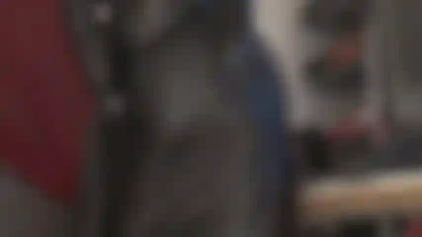 Te apetece besarme el culo en cuero? Mi ama te hace admirar su trasero perfecto con una falda larga de cuero negro, antes de penetrarte el culo con un pequeño consolador. Te acabará con su guante de cuero.