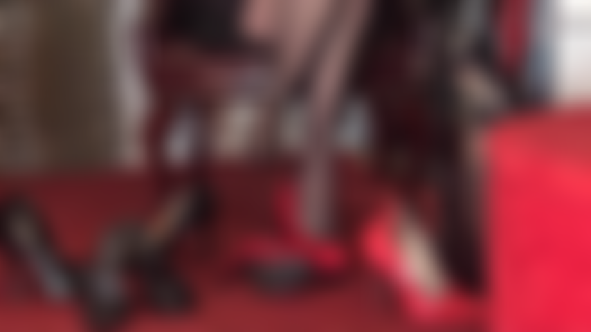 Sub de tacón, voy a tu lugar feliz a los maravillosos pies de la ama, rodeada de una selección de sus hermosos tacones, tu polla de esclava aplastada, provocada y torturada por los zapatos, los pies y el látigo de la ama.