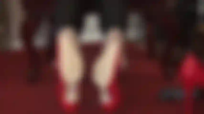 Fetiche de doble colgante: juego divertido con zapatos con tacones de aguja de acero rojo.