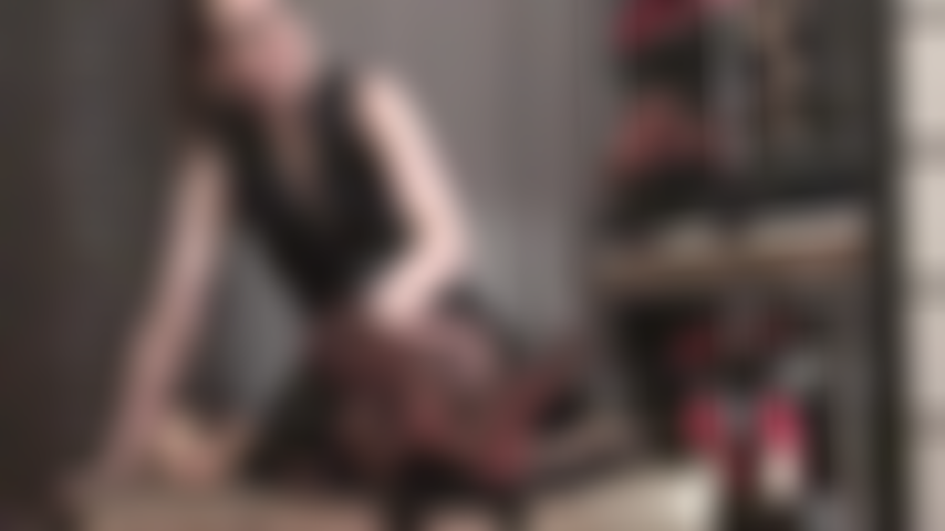 Tu debilidad por las medias marrones opacas; tu ansia por los pies de nailon de mi ama es intensa. Quieres atragantarte con sus dedos y que sus plantas sudorosas te rocen la cara mientras mi ama acaricia tu polla de esclava cubierta de medias.