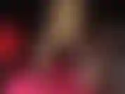 Ama se burla de un gran consolador con sus increíbles tacones de plataforma cromados extremos y sus manos enguantadas de vinilo.