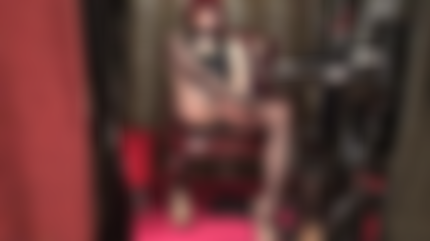 Señora vivian acaricia su gran strap-on con pies de nailon.