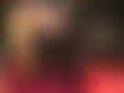 Agradable y lento, debes adorar mis altas botas negras de charol hasta el muslo y mi trasero en pantimedias y tanga de vinilo.