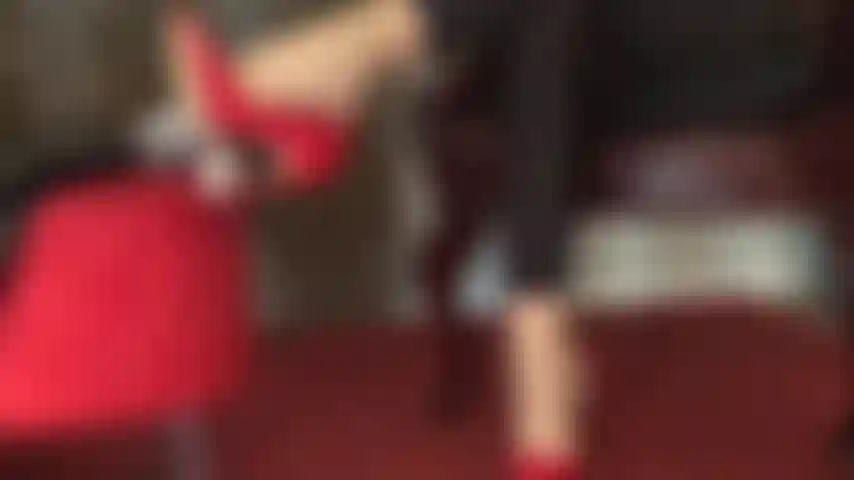 Los tacones rojos controlan tu polla: la amante sabe que tu mayor debilidad son sus increíbles pies en tacones rojos brillantes por toda tu polla de esclava.