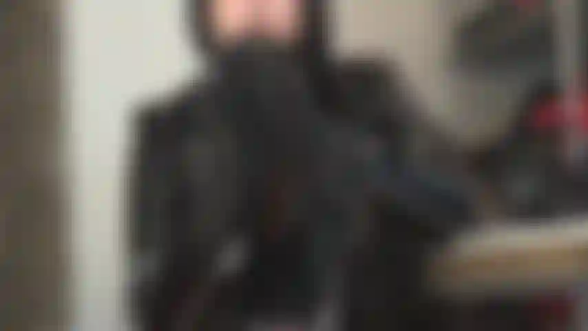 El cuero y el pvc son tu mayor fetiche. La apariencia, la sensación, el olor. Respira hondo, colócate y déjate llevar por tus deseos fetichistas.