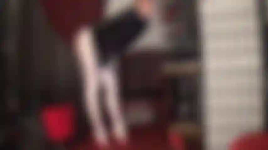 Estas piernas increíblemente largas en medias de licra leohex blancas brillantes son tuyas para adorar. Una provocación lenta y sensual con arcos preciosos, tacones sexis y un trasero maravilloso incluido :-).