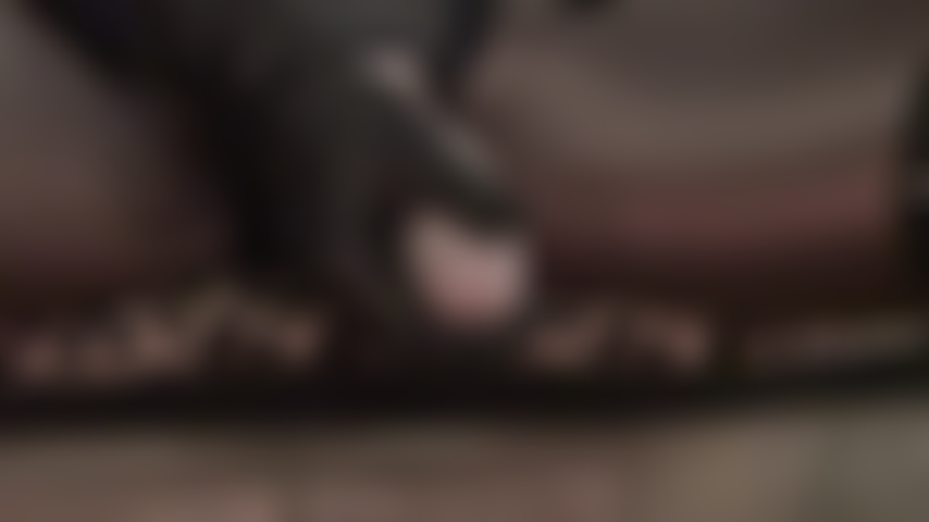 Cuánto deseas mi polla? - Tu boca de puta comienza a hacerse agua mientras acaricio mi gran strap-on blanco curvo y masajeo las bolas con mis guantes de cuero.