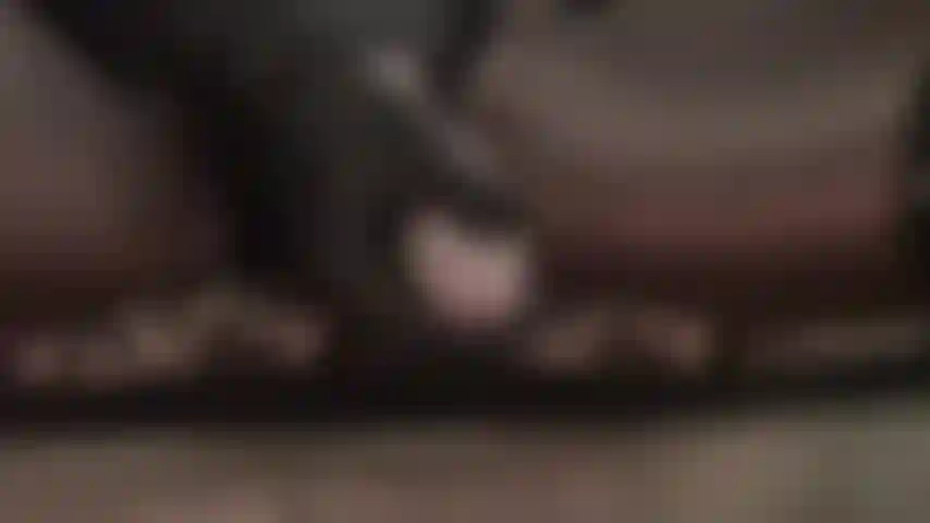 Cuánto deseas mi polla? - Tu boca de puta comienza a hacerse agua mientras acaricio mi gran strap-on blanco curvo y masajeo las bolas con mis guantes de cuero.