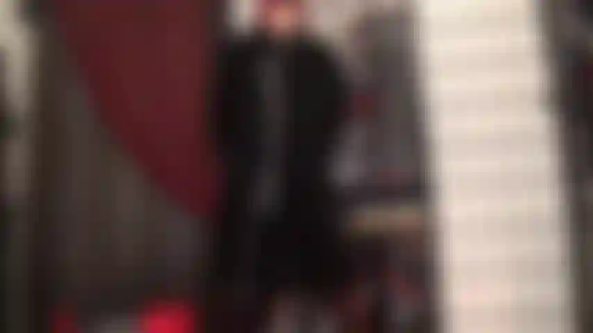 Tu diosa vestida de piel negra sobre pvc brillante.