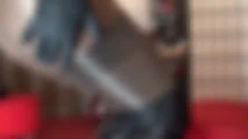 Estímulo para masturbaciones y adoración al cuerpo en varias capas de medias y pantimedias brillantes combinadas con ropa interior de cuero negro caliente y cadena.