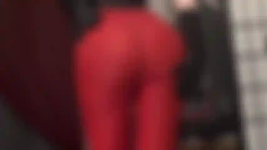 Estos ajustados leggings rojos son tan calientes en el trasero redondo de la amante vivian, acariciado por guantes de cuero negro.