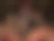 Mi ama tiene su strap-on mojado y resbaladizo para tus estrechos agujeros. Empezando por tu boca, te acaricia y te lo mete en la cara. No te cansas de la gran polla blanca de mi ama.