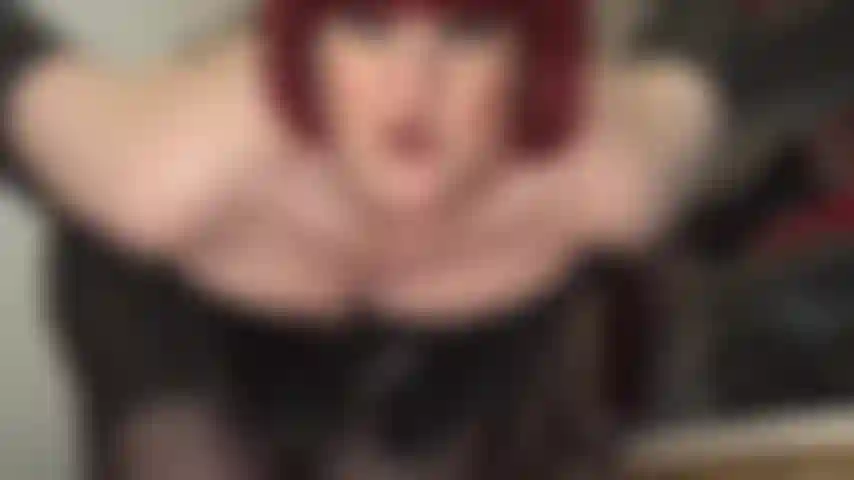 Adoración del cuerpo - vestida enteramente de cuero, la ama seduce con sus maravillosas curvas... Escote en corsé, axilas, lengua, piernas y culo en pantimedias.