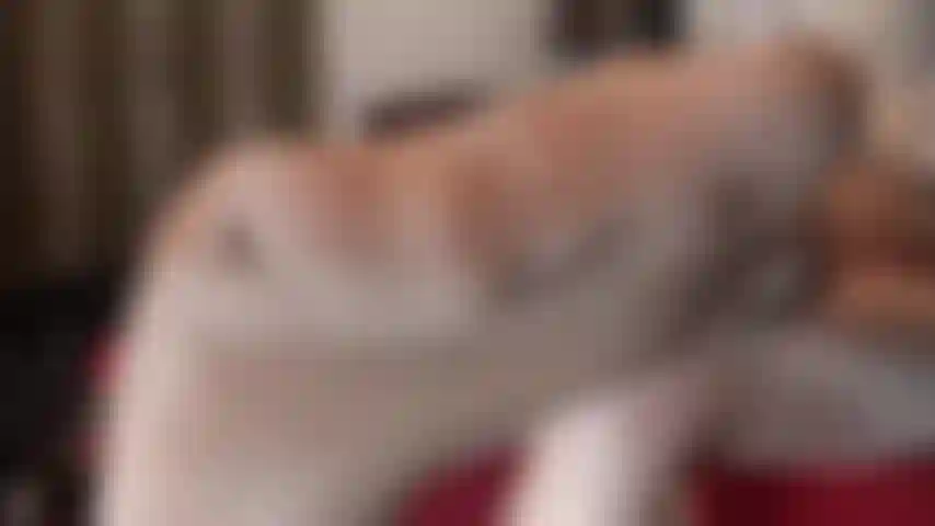 Medias color nude brillante, pies con saliva.