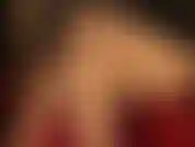 Sexy, cruzada, con piernas de nailon color nude y tacones rojos brillantes.