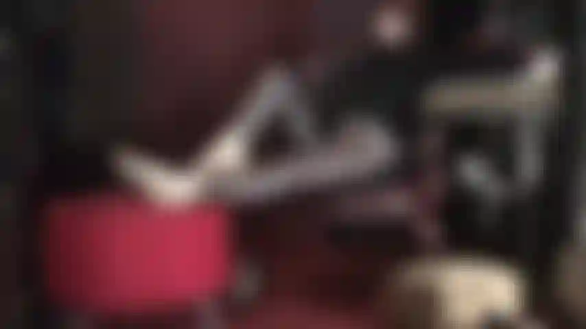 Los pies no te resistirás - la amante vivian tiene tu boca salivando, tu polla palpitando y tu pulso acelerado... Todo por sus arcos y dedos perfectos.