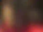 Hermosas piernas en pantimedias negras transparentes en capas y medias superiores de encaje con costura, combinadas con un minivestido negro ajustado y sexy para vistas increíbles del trasero y las piernas de la amante vivian.