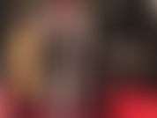 Espléndida, con una enorme polla negra entre dos medias brillantes. La enorme polla negra de mi ama y sus brillantes medias de nailon te humedecen el clítoris. Mi ama compara y acaricia tu inútil pene.